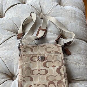 PRISTINE Coach Vintage Swingpack Elegant Tan and Brown Crossbody Bag